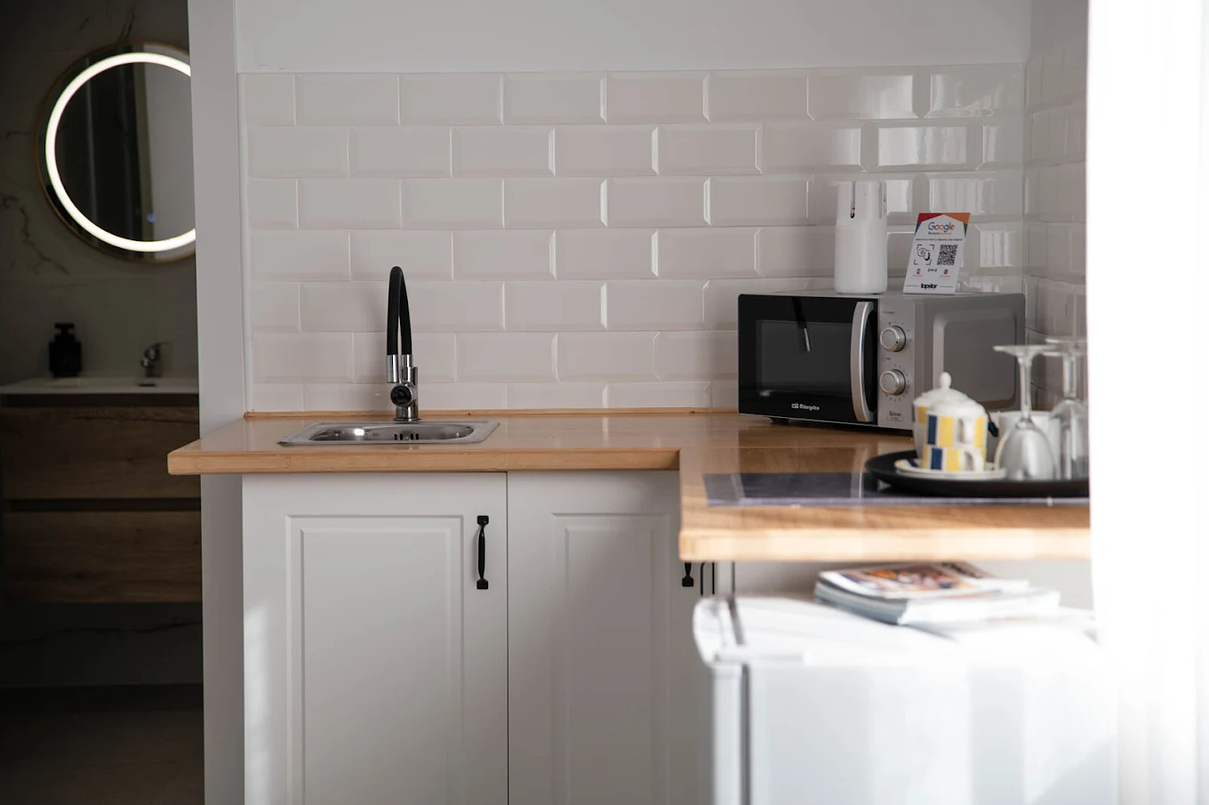 Kitchenette con microondas, nevera y servicio de café en M&A Hostal Onda