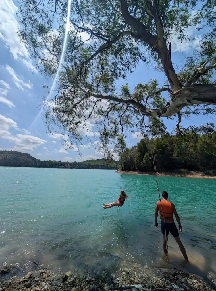 Columpio sobre lago turquesa en actividades de verano con Nucs Onda