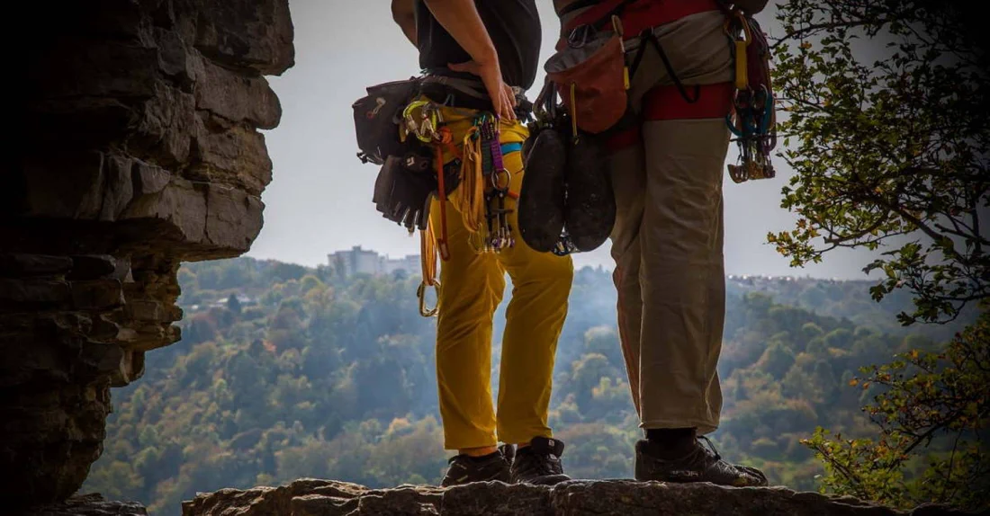 Escaladores con arneses y material técnico en roca con Nucs Onda