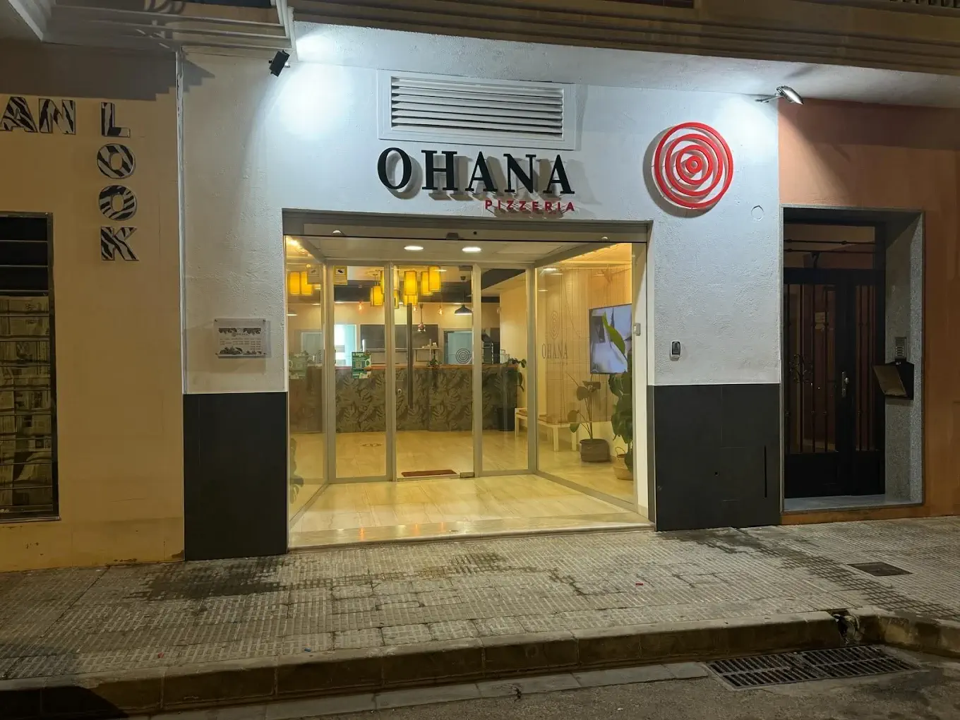 Fachada nocturna de Ohana Pizzeria en Onda