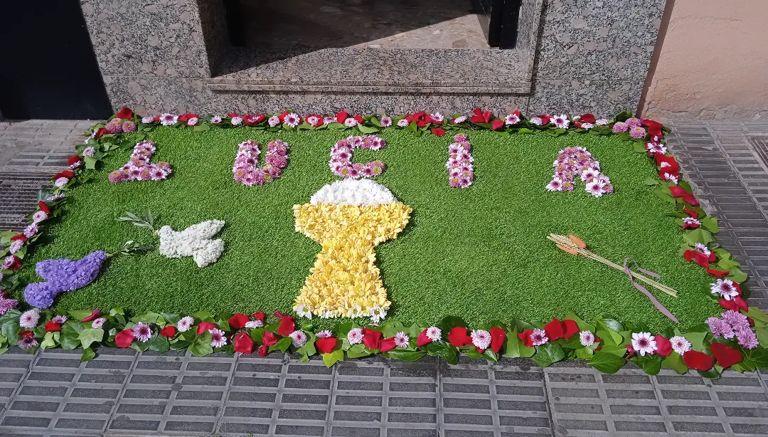Alfombra floral personalizada para una comunión, obra de Ondaflor