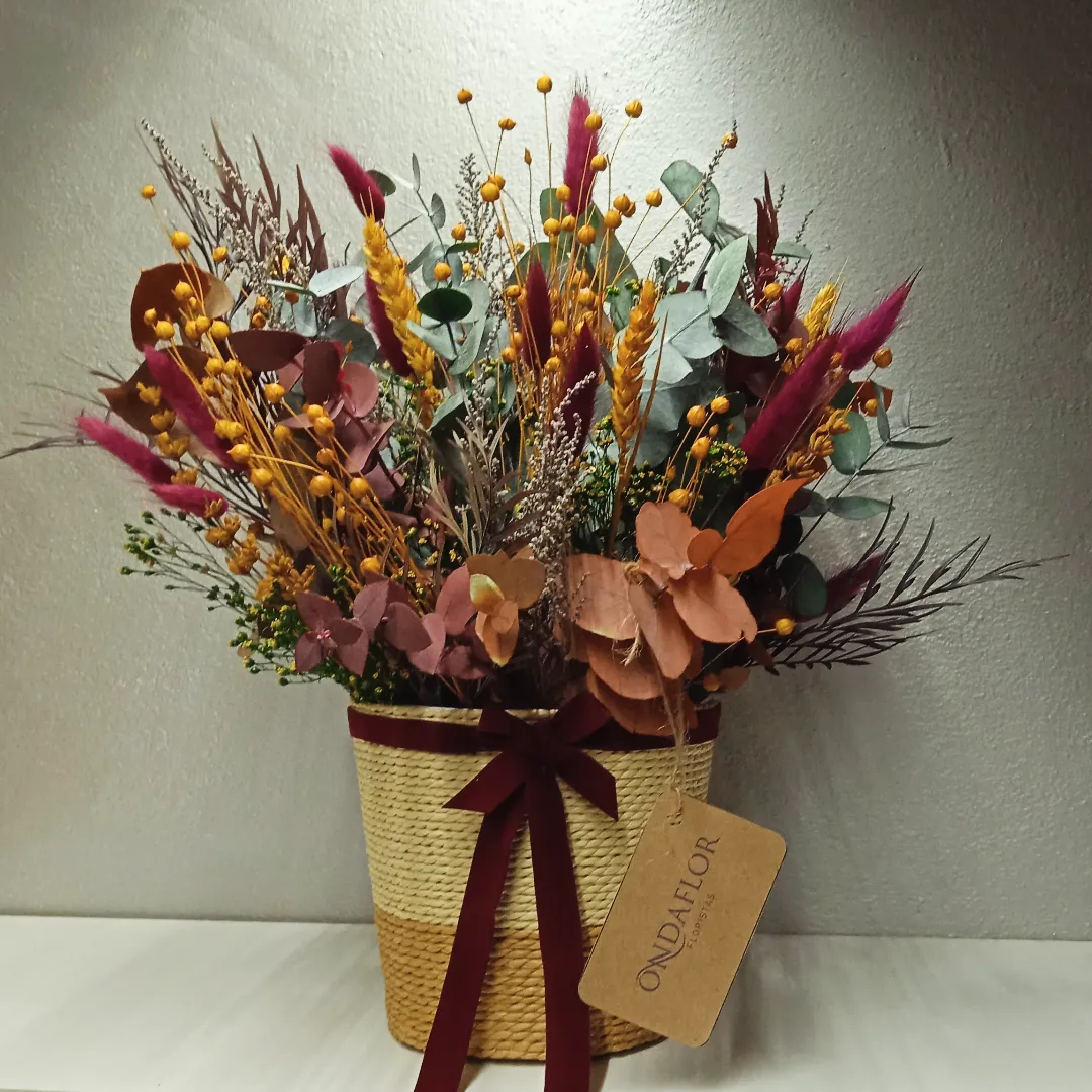 Cesta de flores secas en tonos otoñales de Ondaflor