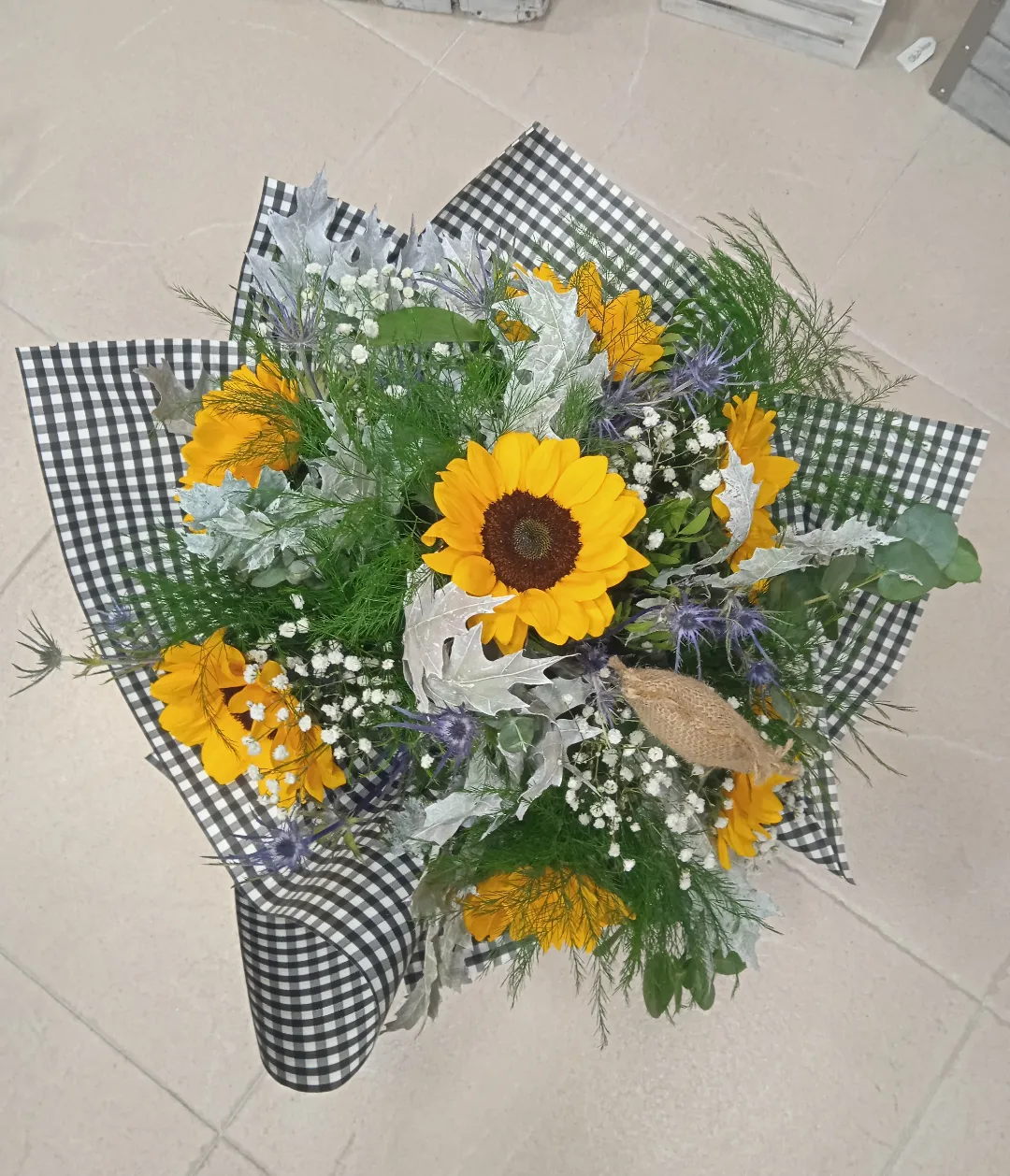 Ramo de girasoles envuelto en papel de cuadros de Ondaflor