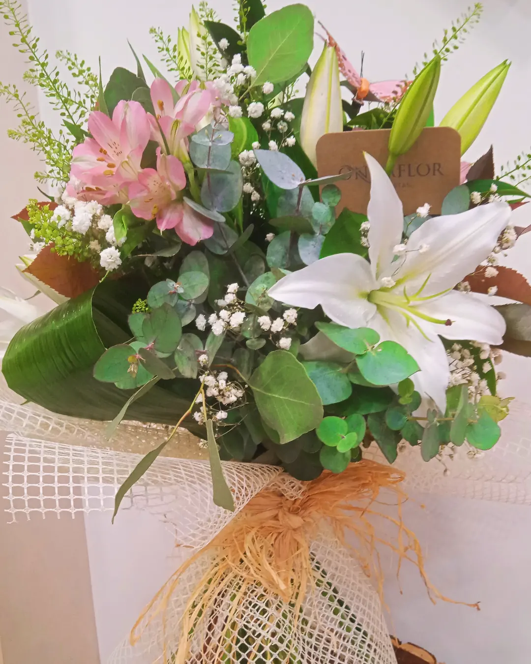 Ramo de lirios blancos y alstroemeria rosa de Ondaflor