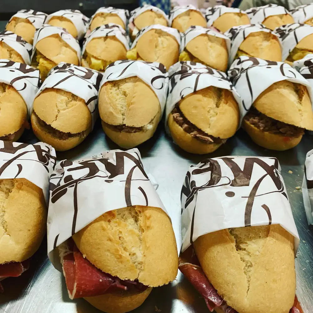 Bocadillos variados preparados para encargo en Pa i Pastissos J.L. Gimeno