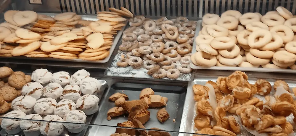 Mostrador de bollería artesanal en Panadería Cachol: rosquilletas, rollets y magdalenas