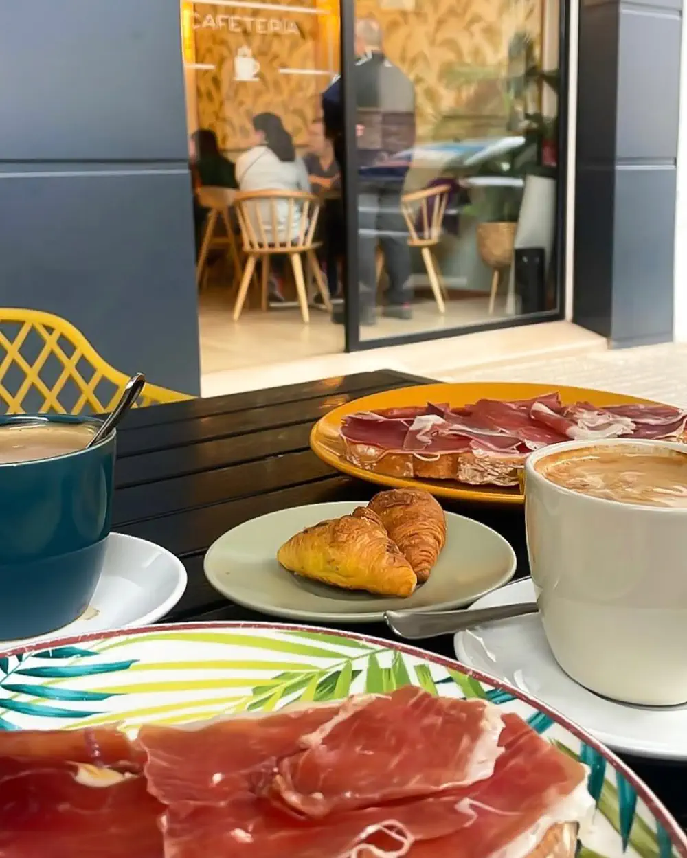 Desayuno en la terraza de la cafetería Castañ: café, croissant y jamón