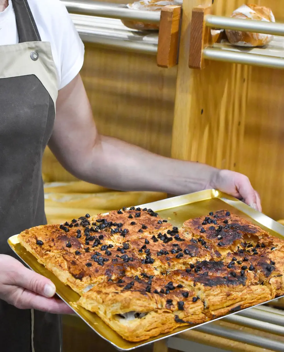 Pastís de chocolate con chips recién salido del obrador de Panadería Castañ