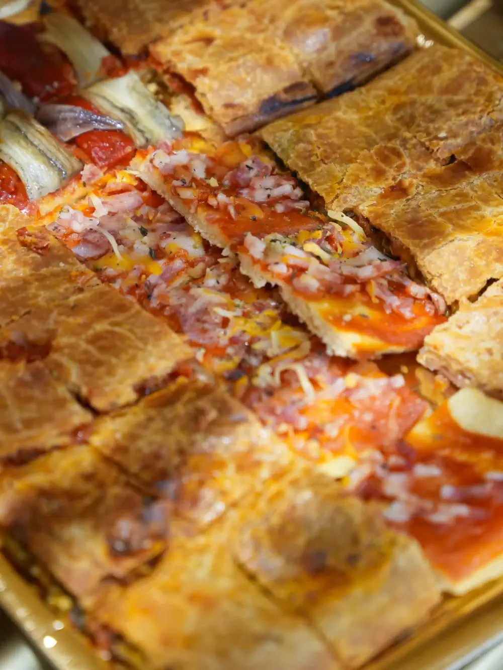 Pastís de tomate y verduras en bandeja, especialidad premiada de Panadería Castañ en Onda