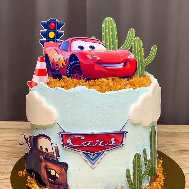 Tarta personalizada de Castañ para cumpleaños infantil, con decoración temática de Cars