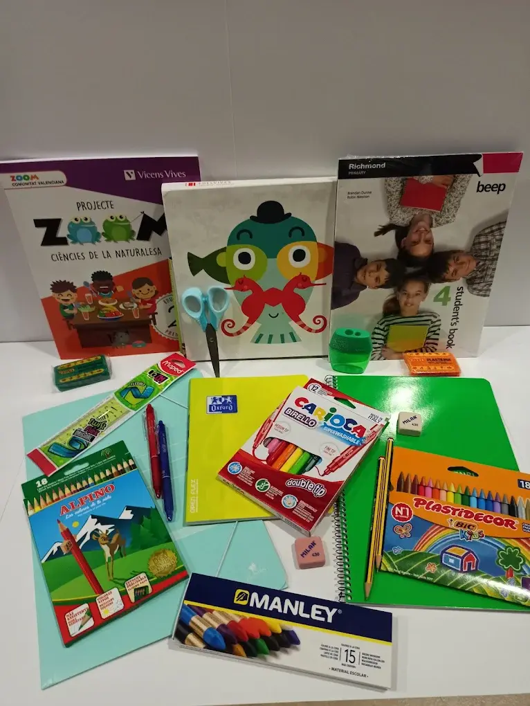 Interior de Papelería TOP Onda con expositores de material escolar