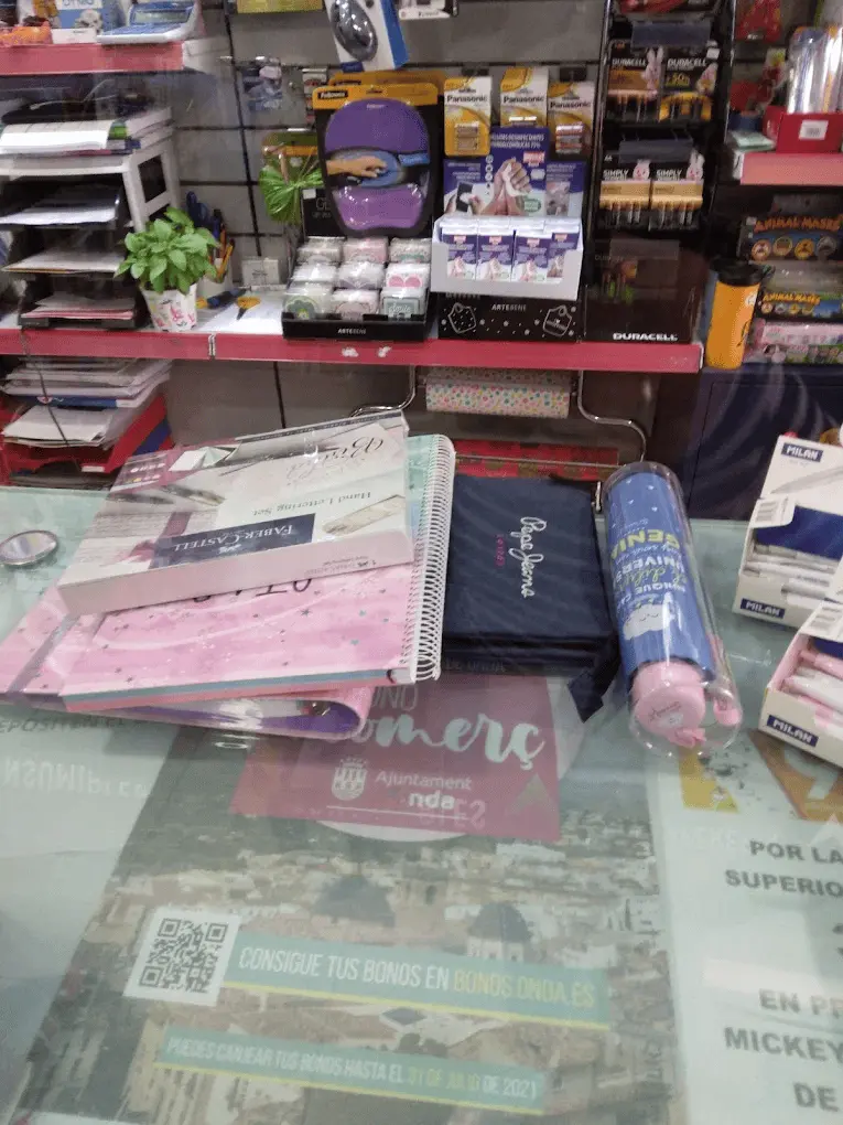 Sección de librería en Papelería TOP Onda