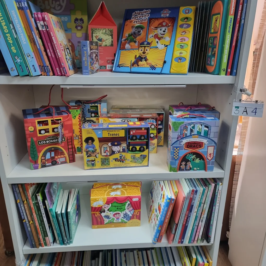 Sección de libros infantiles y puzzles