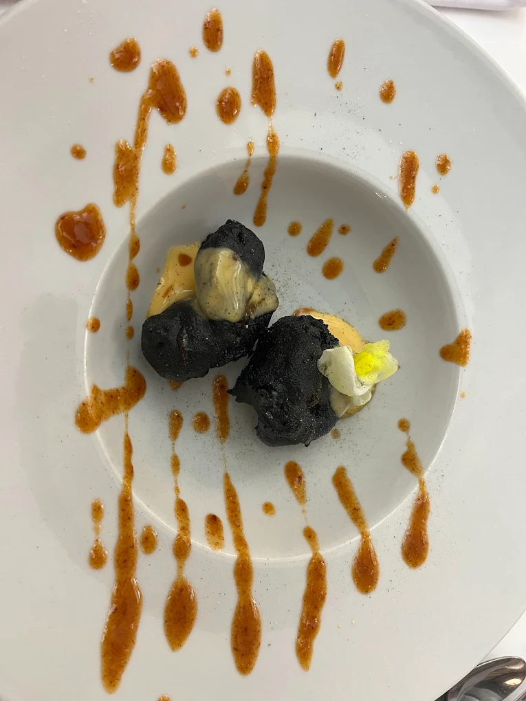 Buñuelos de tinta con salsa en Pistorum Onda