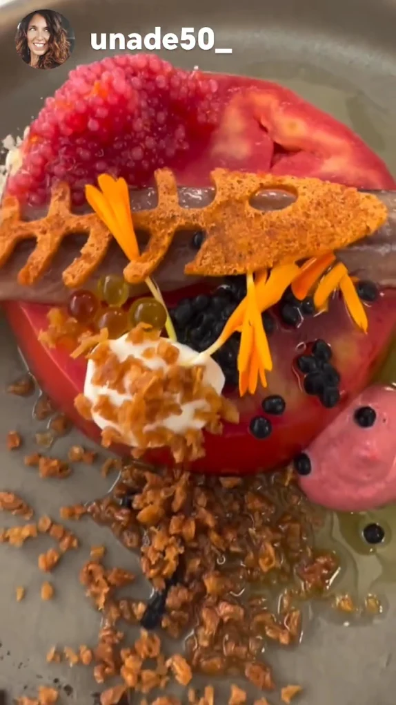 Plato de autor con tomate, perlas y flores en Pistorum