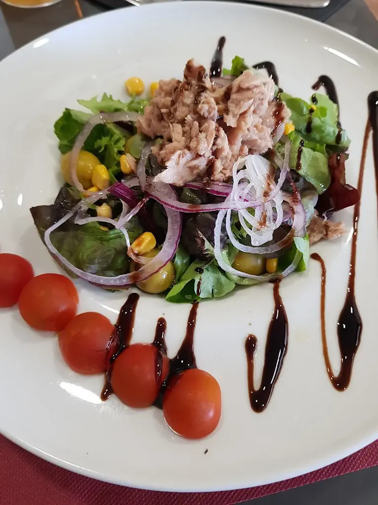 Ensalada de atún con balsámico en La Fontanella