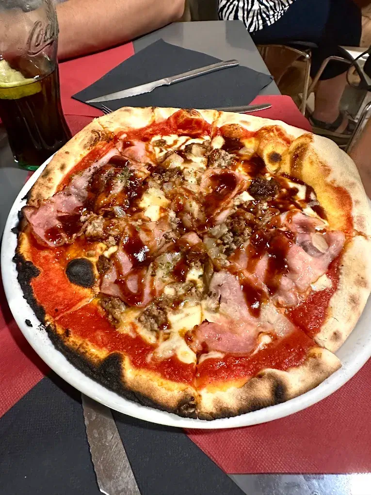Pizza barbacoa con jamón y carne picada en La Fontanella