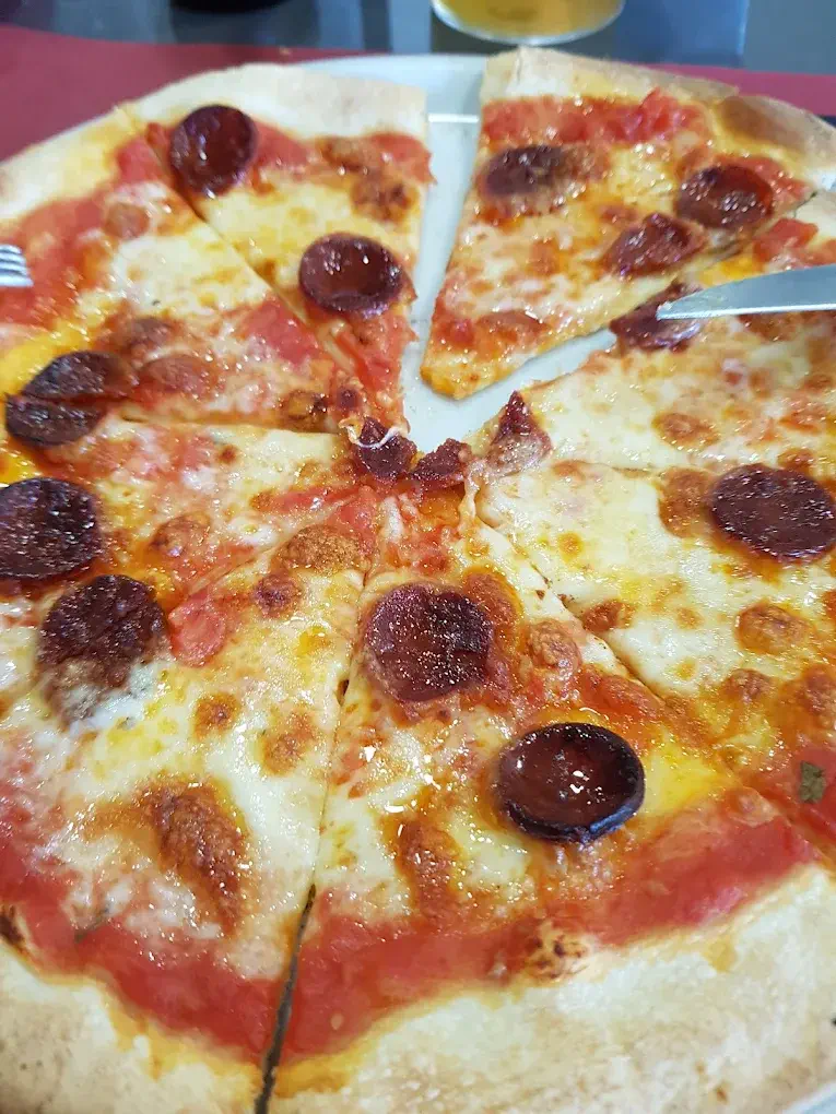 Pizza con chorizo en La Fontanella Onda