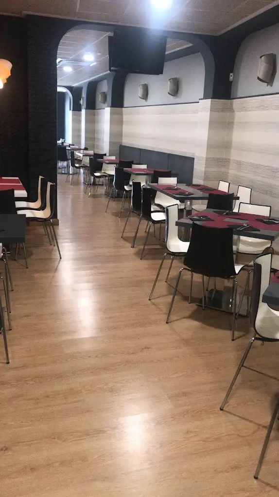 Sala interior de La Fontanella, pizzería en Onda