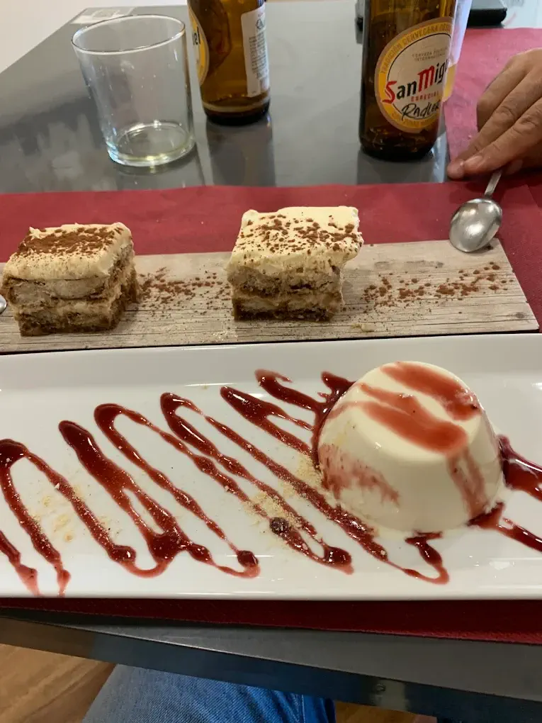 Postre: tiramisú y helado con coulis de fresa en La Fontanella