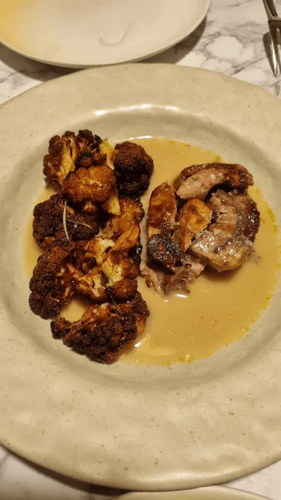 Coliflor asada con carne y salsa dorada en Propi Restaurant, Onda