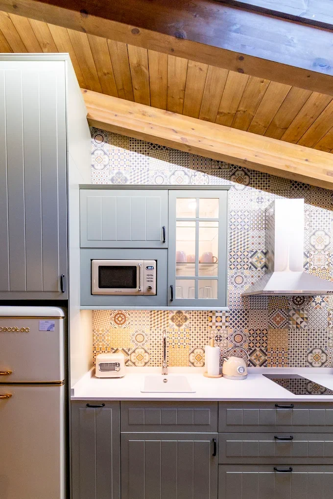 Cocina con azulejos hidráulicos y frigorífico retro en Refugi dels Somnis