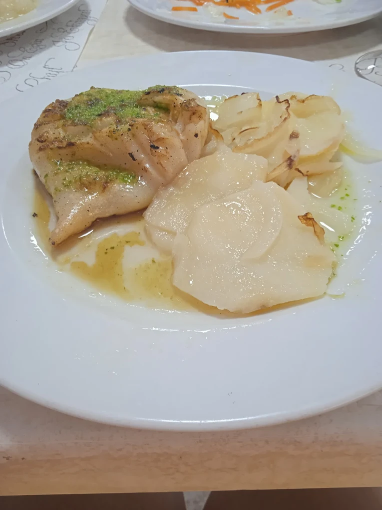 Merluza con patatas a lo pobre en Restaurante Alonso