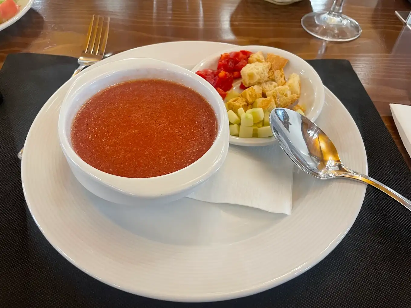Gazpacho con guarnición en el Asador El Torrelló