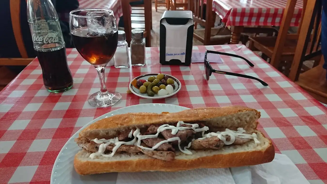 Bocadillo de carne con olivas en Restaurante Autovía