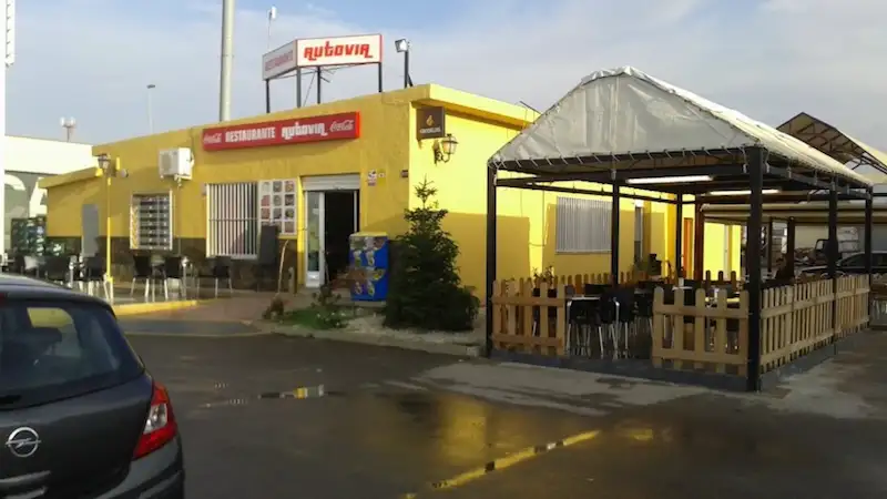 Exterior y parking del Restaurante Autovía junto a la A-7