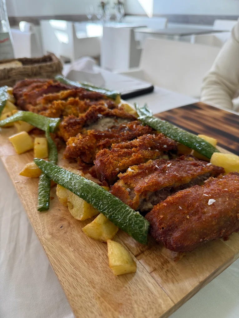 Tabla de carne empanada con patatas en Bandidos Onda