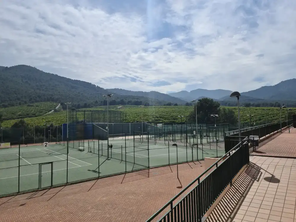 Pistas de pádel y tenis con vistas a la montaña, Club de Campo Onda