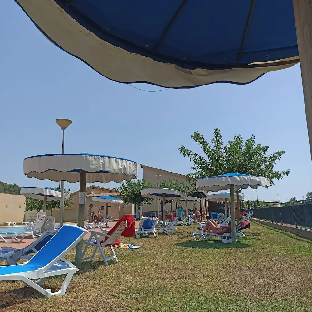 Piscina con tumbonas del Club de Campo de Onda
