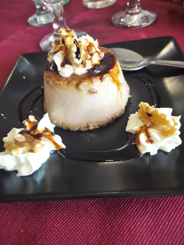 Postre flan con chocolate en el Restaurante Club de Campo Onda