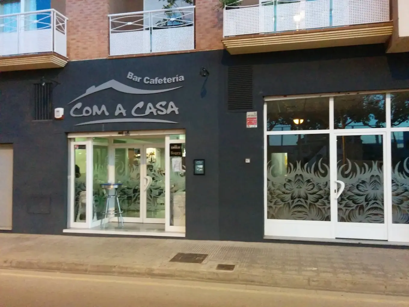 Fachada exterior de Com a Casa en la Avenida Sierra Espadán
