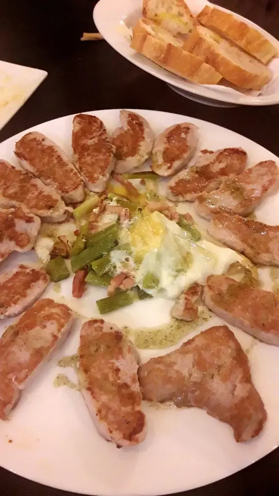 Secreto ibérico con huevo y espárragos en Com a Casa