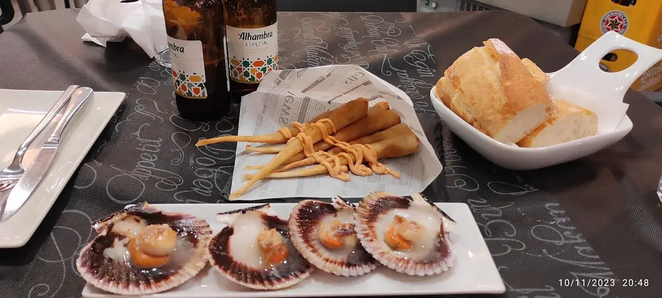 Vieiras a la plancha y croquetas en Com a Casa