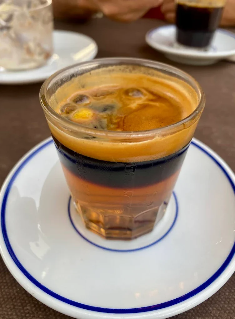 Café con hielo en vajilla de cerámica azul y blanca