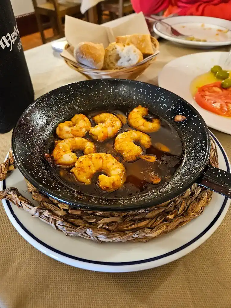 Gambas al ajillo en sartén en el Restaurante de la Ermita