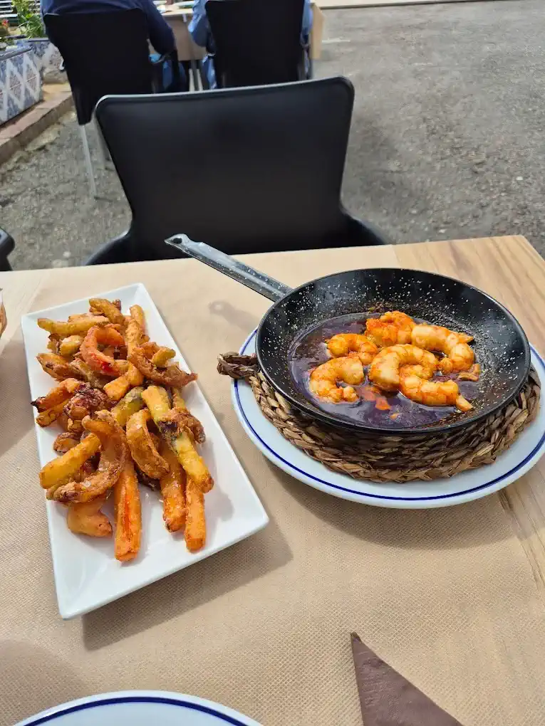 Verduras en tempura y gambas al ajillo en la terraza