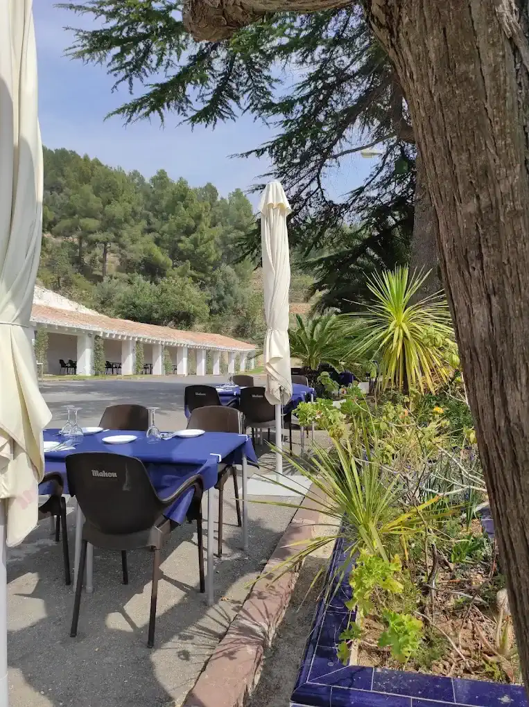 Terraza con sombrillas y vistas a la sierra en la Ermita