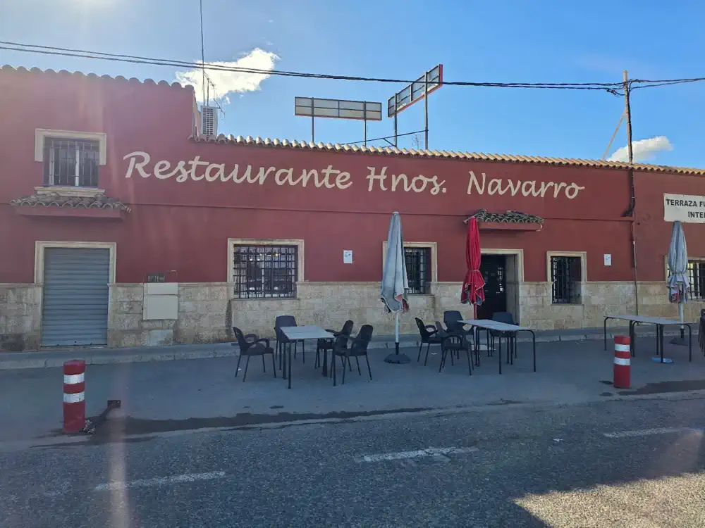 Fachada y terraza del Restaurante Hermanos Navarro en el Apeadero de Betxí