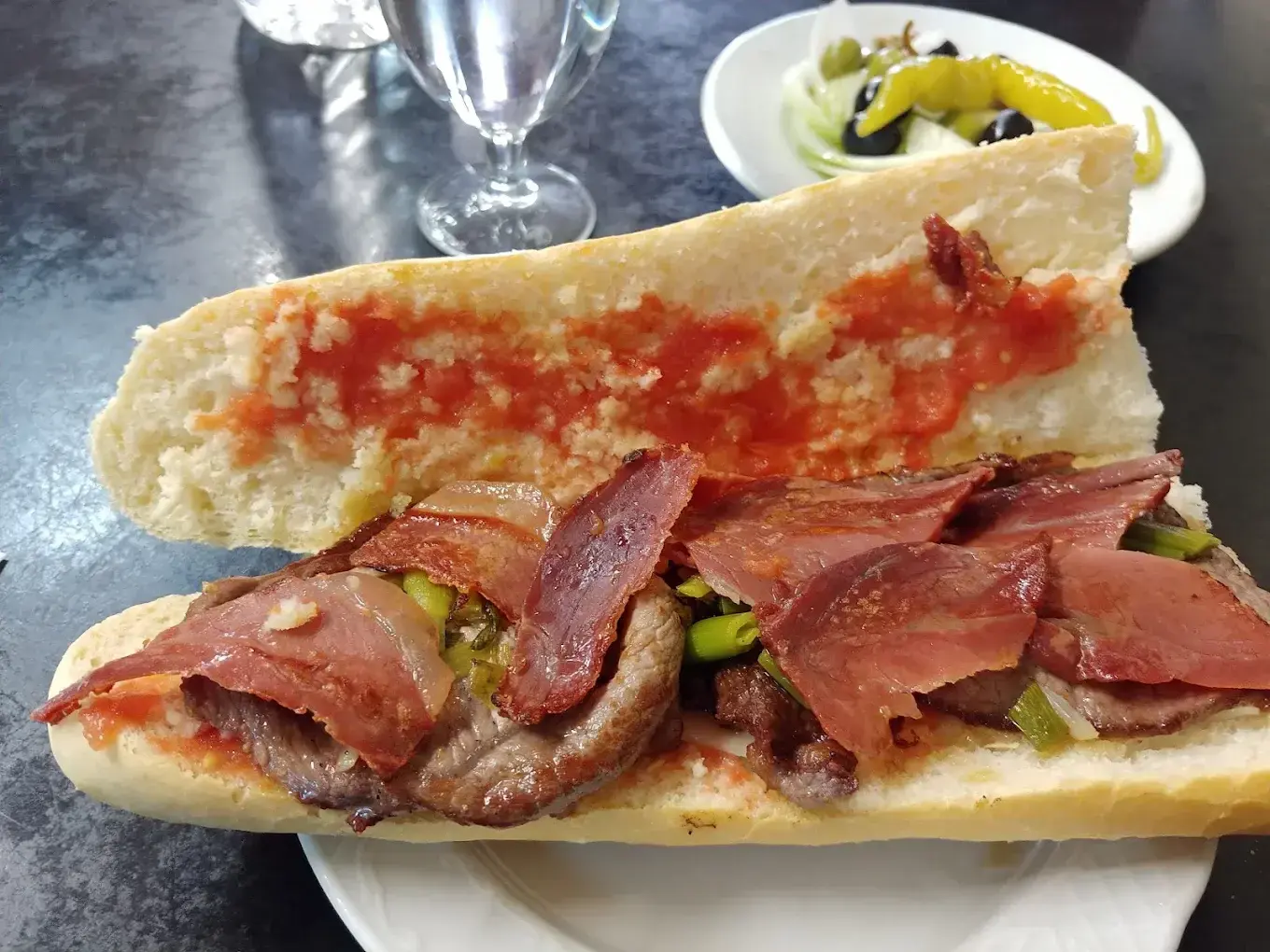 Bocadillo de carne con pimiento en El Mesón