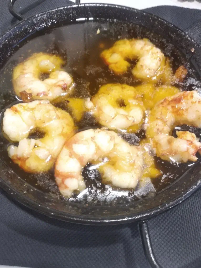 Gambas al ajillo en sartén en El Mesón