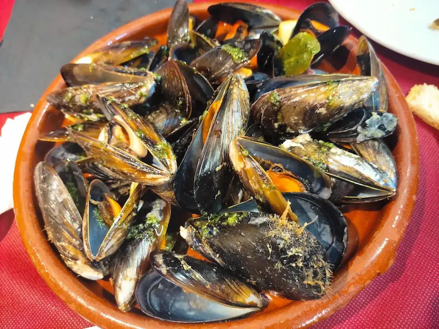 Mejillones al vapor en cazuela en El Mesón
