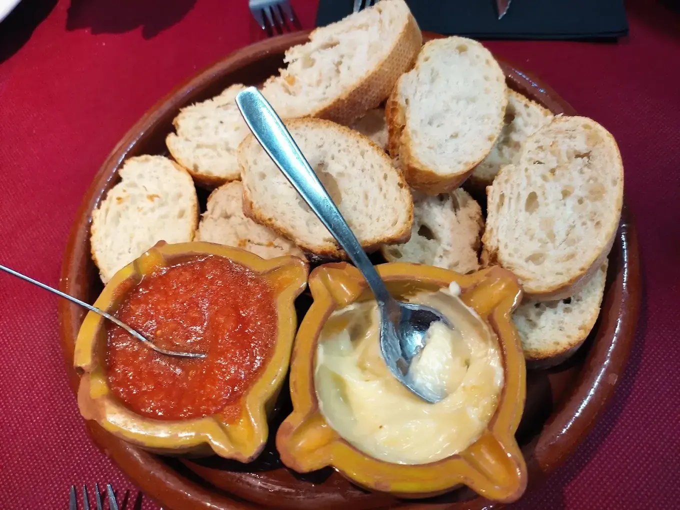 Pan con dips de tomate y alioli en El Mesón
