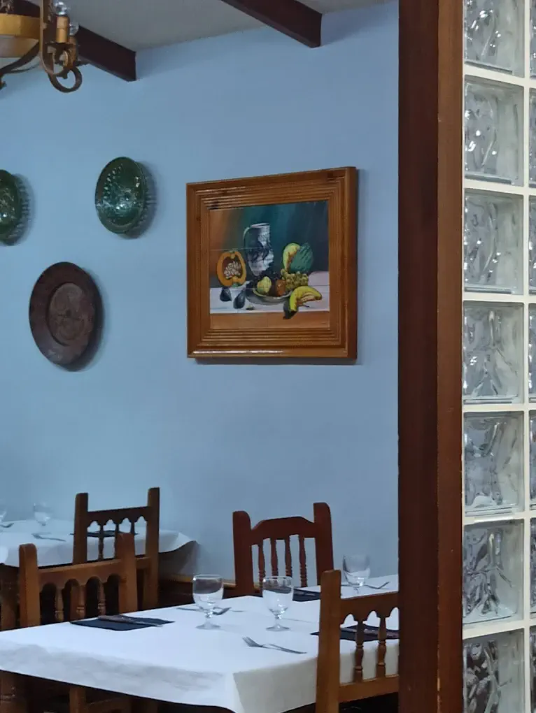 Sala interior de El Mesón, restaurante tradicional en Onda
