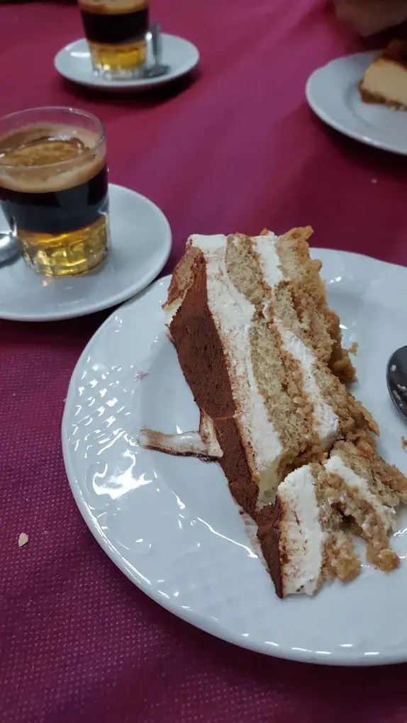 Tarta de nata con capas en El Mesón Onda