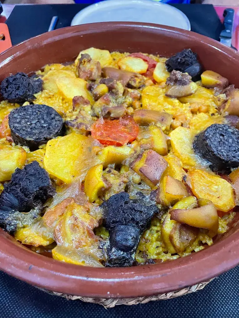 Arroz al horno en cazuela de barro en El Món de Julio, Onda