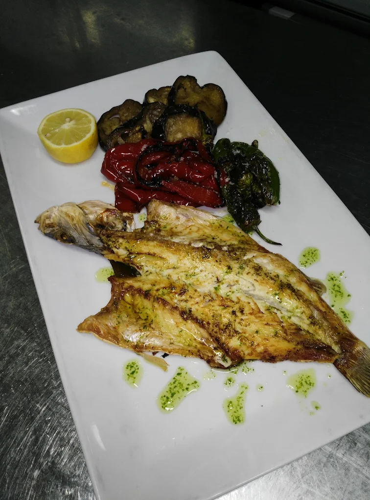 Pescado a la plancha con verduras asadas